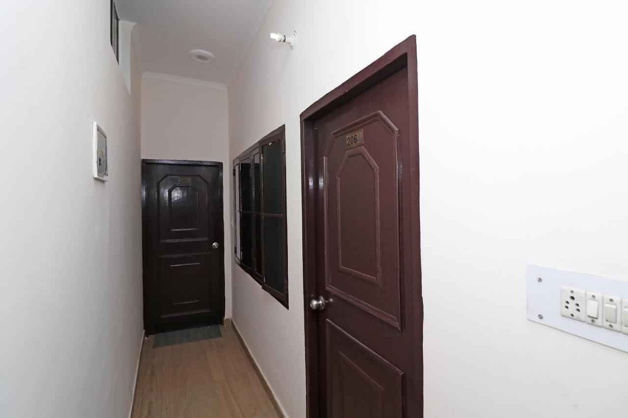 Готель Oyo 27750 Bhagwati Residency Mirzapur Екстер'єр фото