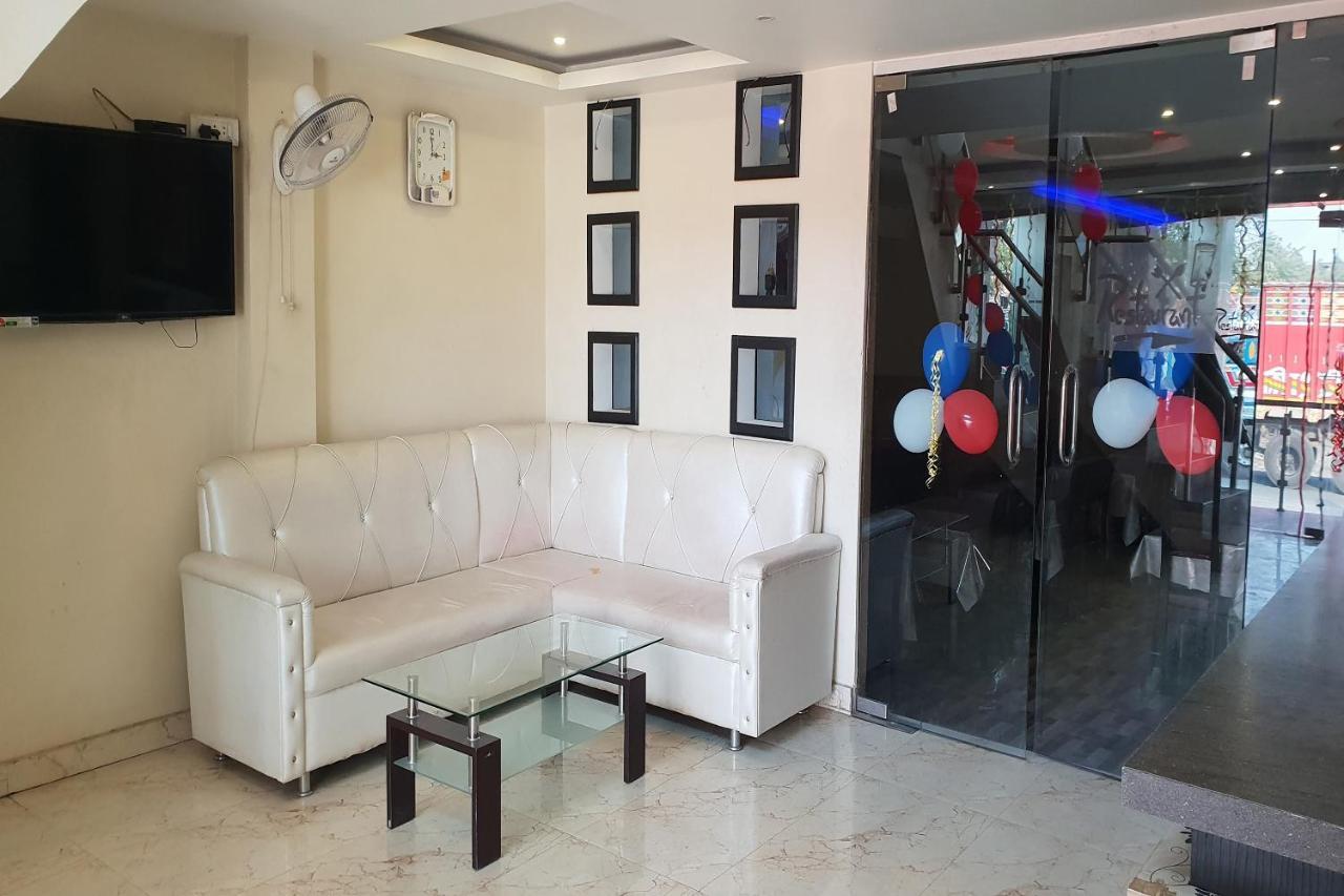 Готель Oyo 27750 Bhagwati Residency Mirzapur Екстер'єр фото