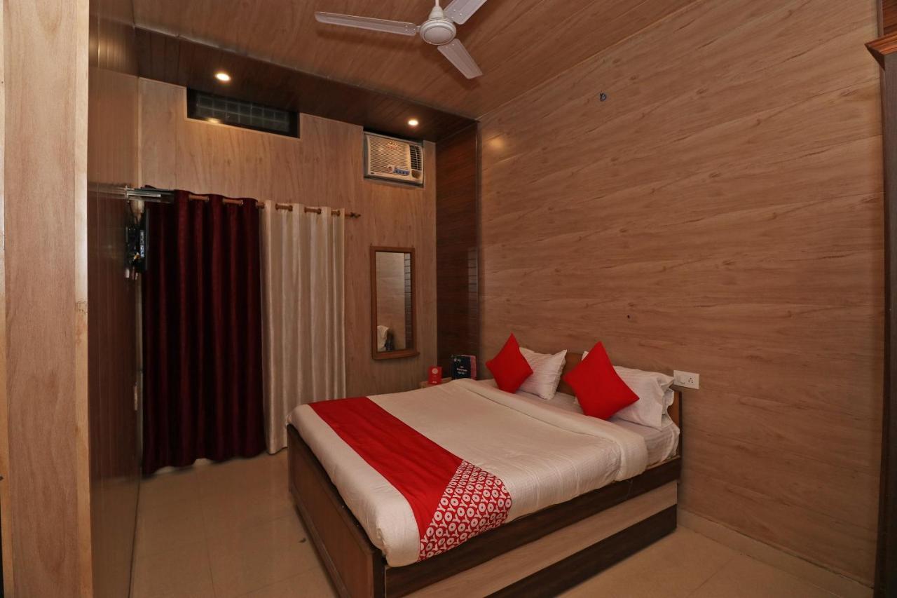 Готель Oyo 27750 Bhagwati Residency Mirzapur Екстер'єр фото