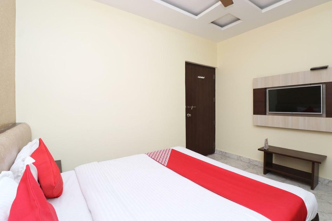Готель Oyo 27750 Bhagwati Residency Mirzapur Екстер'єр фото